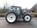 2 Valtra's op dubbellucht rijencultuur afgeleverd